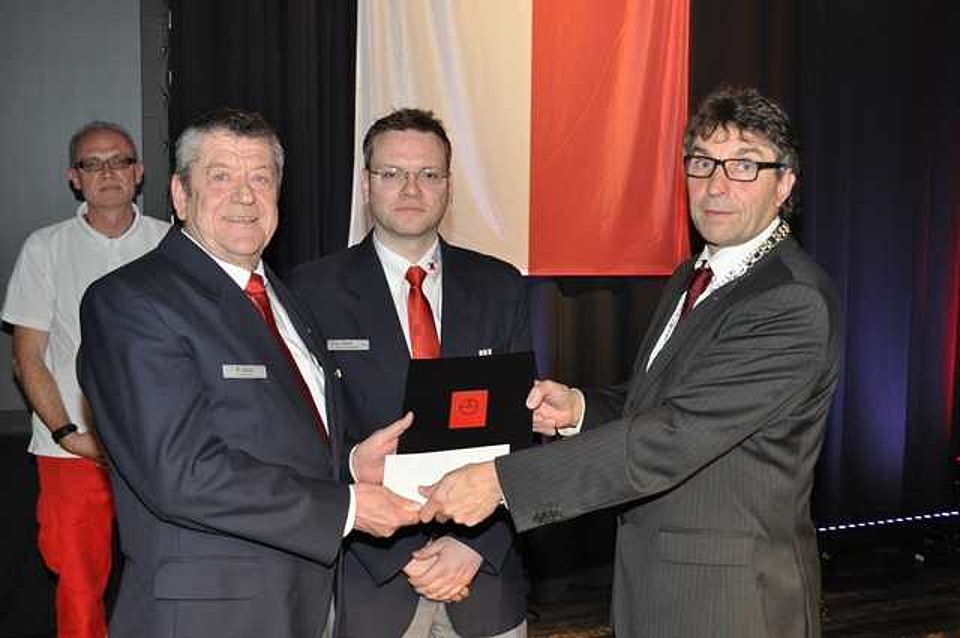 Roland Ulrich und Timo Hirth bei der Überreichung des Preises durch OB Christof Florus